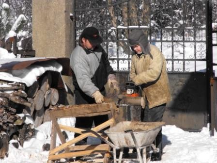 Jakub už píli ako starý drevorubač